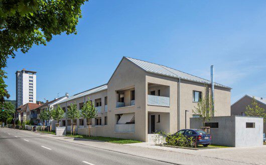 Sicht auf das Gebäude der Dammstraße von der Straße aus betrachtet