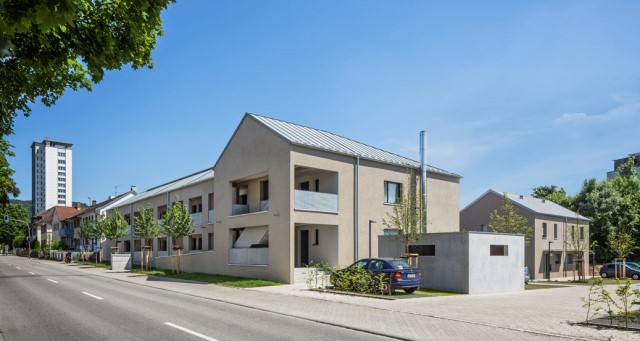 Sicht auf das Gebäude der Dammstraße von der Straße aus betrachtet