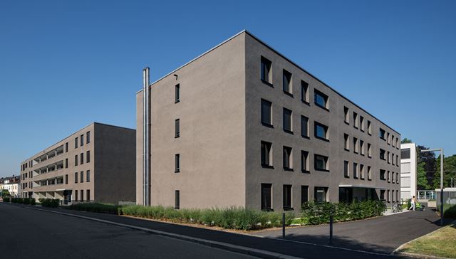 Das Gebäude am Niederfeldplatz von der Straße aus gesehen