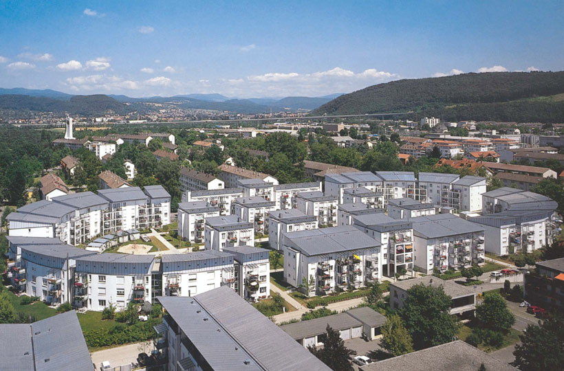 Luftansicht der Häuser der Wohnanlage, angeordnet wie ein Stadion
