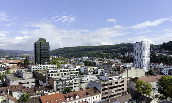 Lörrach von oben, Conrad umrahmt von Rathaus und Stadthotel
