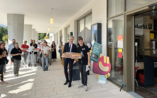 Herr Nostadt überreicht Christian Eilitz einen Hefe-Schlüssel zur Eröffnung